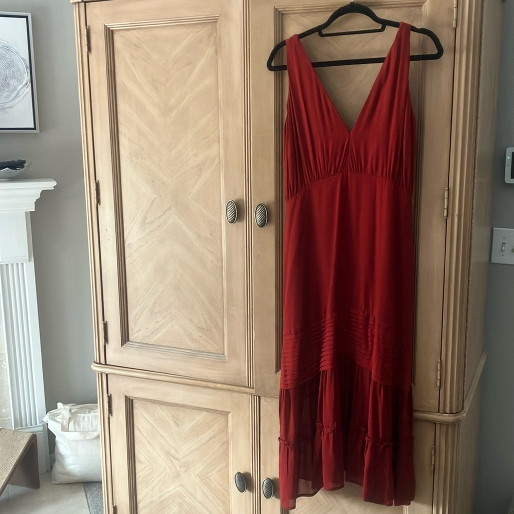 Great looking flowy summer or fall dress. Never worn. Runs small.